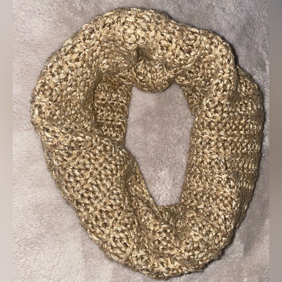 H&M: Women’s Infinity Scarf | Beige Knit Crochet Neck Warmer | One Size - Picture 2 of 6